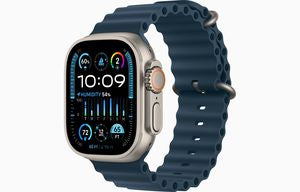 ساعة Apple Watch Ultra 2 الذكية بهيكل من التيتانيوم مقاس 49 مم وحزام Ocean Band ونظام تحديد المواقع العالمي (GPS) وشبكة خلوية